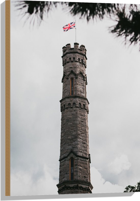 Hout - Battlefield Monument van Dichtbij met Vlag van Engeland en Grijze wolken - 50x75 cm - 9 mm dik - Foto op Hout (Met Ophangsysteem)