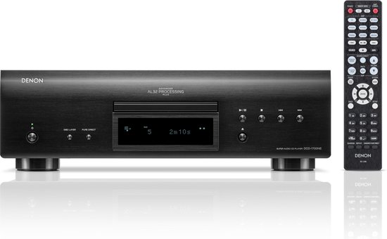 Zwarte Denon DCD-1700NE CD-speler met geborsteld metalen front, naast de bijpassende afstandsbediening.