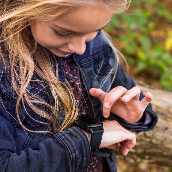 One2track Connect UP zwart | GPS horloge voor kinderen | Bekijk de locatie van je kind. Stel veilige zones in. En videobellen met de leukste smartwatch voor kinderen