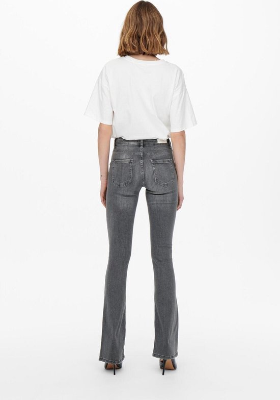 Achterkant van een vrouw in grijze, uitlopende jeans