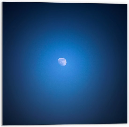 Dibond - Kleine Maan in Grote Donkerblauwe Lucht - 50x50 cm Foto op Aluminium (Met Ophangsysteem)