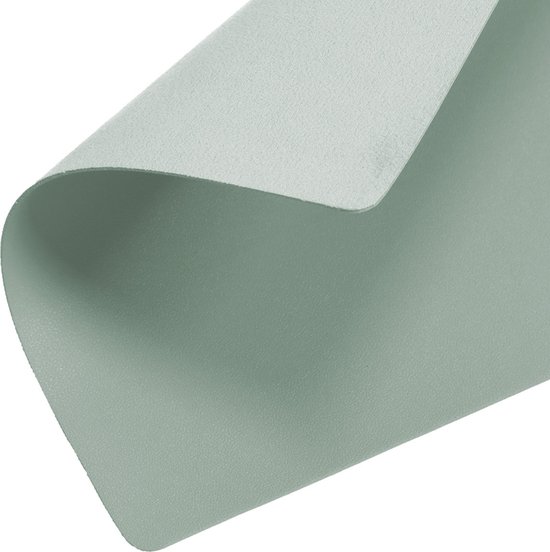 Een mintgroene placemat met een lichte textuur, gebogen.