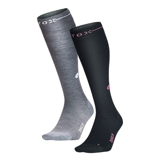 Deux paires de bas aux genoux pour femmes : une gris argent, une noire, toutes deux avec des accents roses et le texte 'DAILY'.