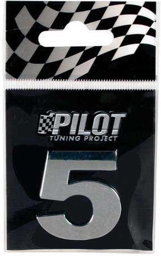Zilverkleurig chroom nummer 5 met 'PILOT TUNING PROJECT' logo, in verpakking met geblokte vlag.