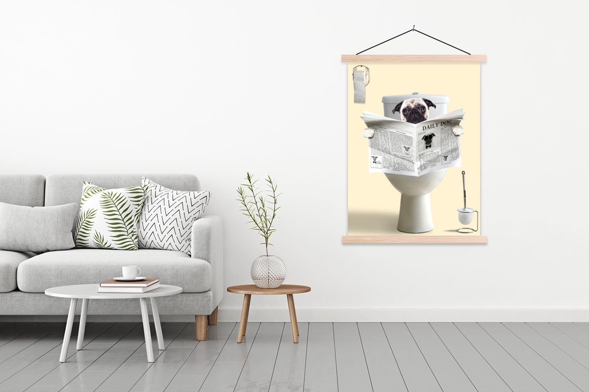 Schoolplaat hond - Textielposter - Hond - Pug - Toilet - Krant - Dier - 120x160 cm - Wandd