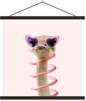 Schoolplaat struisvogel - Textielposter - Struisvogel - Zonnebril - Roze - Dieren - 60x60 cm - Muurdoek - Wanddecoratie