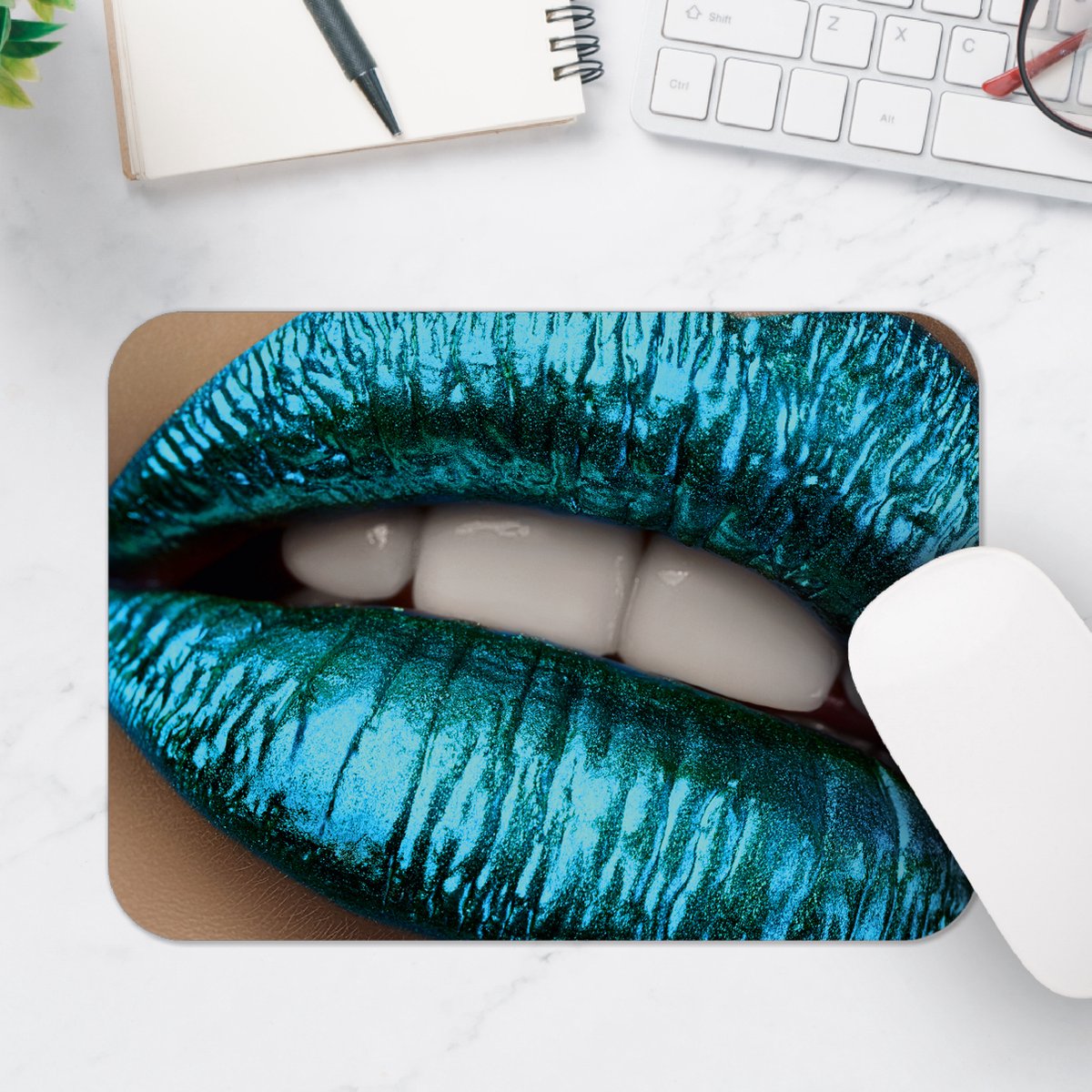 Muismat - Close-up van Metallic Blauwe Lippen - 25x18 cm - 2 mm Dik - Muismat van Vinyl