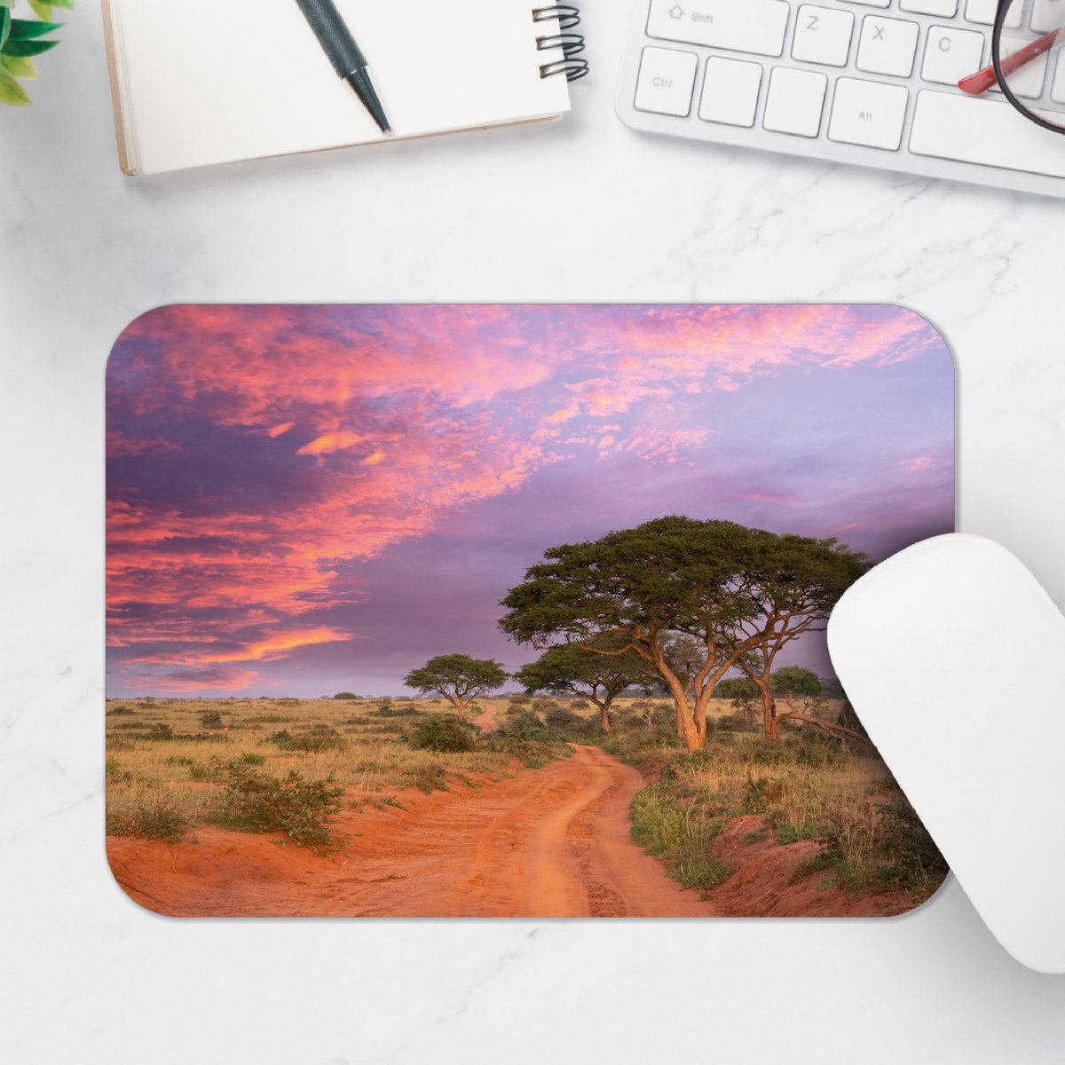 Muismat - Roze Lucht boven Vlak Landschap met Enkele Bomen - 25x18 cm - 2 mm Dik - Muismat van Vinyl