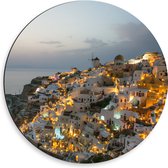 Dibond Muurcirkel - Verlichte Huisjes in Santorini, Griekenland - 50x50 cm Foto op Aluminium Muurcirkel (met ophangsysteem)