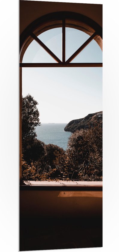 PVC Schuimplaat- Uitzicht op Blauwe Zee met Rotsen en Bomen vanuit het Raam - 50x150 cm Foto op PVC Schuimplaat