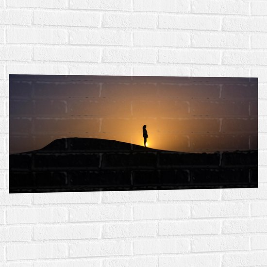 WallClassics - Muursticker - Silhouet Persoon op een Berg - 100x50 cm Foto op Muursticker