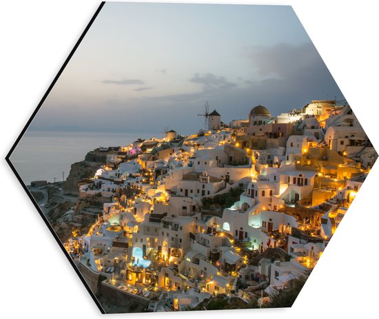 Dibond Hexagon - Verlichte Huisjes in Santorini, Griekenland - 30x26.1 cm Foto op Hexagon (Met Ophangsysteem)