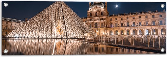 Tuinposter – Verlicht Louvre in Parijs, Frankrijk - 90x30 cm Foto op Tuinposter (wanddecoratie voor buiten en binnen)