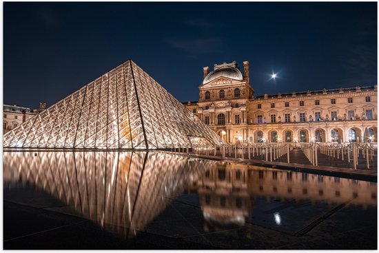 Poster Glanzend – Verlicht Louvre in Parijs, Frankrijk - 75x50 cm Foto op Posterpapier met Glanzende Afwerking