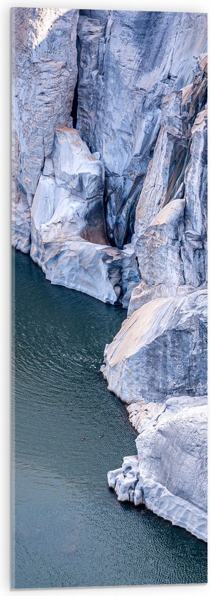 WallClassics - Acrylglas - Hoge Witte Cliff aan de Rand van Stromend Water - 30x90 cm Foto op Acrylglas (Met Ophangsysteem)