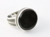 Bewerkte ronde zilveren ring met onyx - maat 20.5