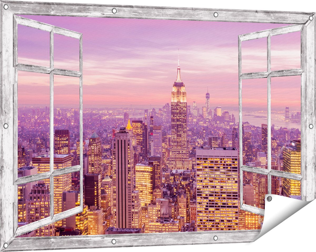 Gards Tuinposter Doorkijk New York Skyline met Lichten bij Zonsondergang - 120x80 cm - Tuindoek - Tuindecoratie - Wanddecoratie buiten - Tuinschilderij Grijs