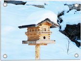 Tuinposter – Dikke Laag Sneeuw in Houten Vogelhuisje - 40x30 cm Foto op Tuinposter (wanddecoratie voor buiten en binnen)