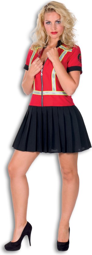 Vrouw in sexy brandweeroutfit met rode top met rits, gele en zilveren reflecterende strepen, en zwarte geplooide rok.