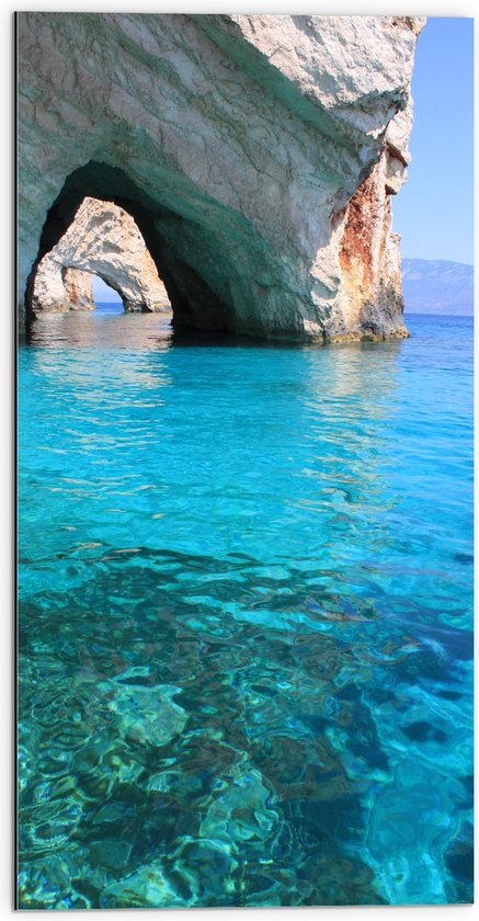 Dibond - Grotten en Gesteente boven de Blauwe Zee - 50x100 cm Foto op Aluminium (Met Ophangsysteem)