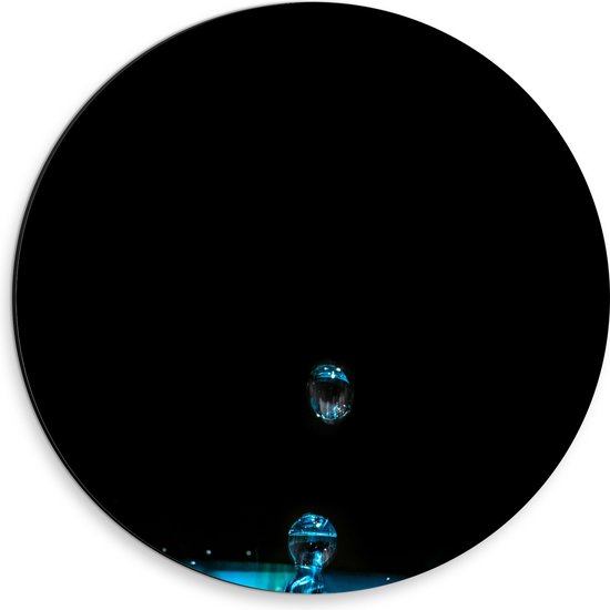 Dibond Muurcirkel - Druppels Klotsend op Wateroppervlak tegen Zwarte Achtergrond - 30x30 cm Foto op Aluminium Muurcirkel (met ophangsysteem)