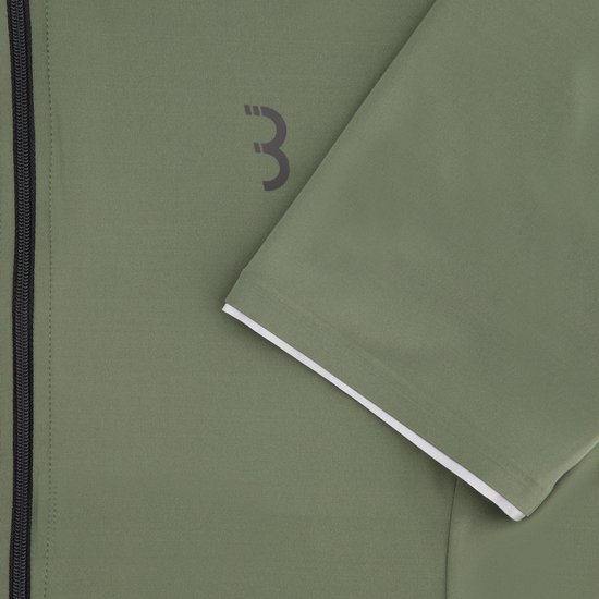 Detail van olijfgroen fietsshirt met logo en witte bies op mouw.