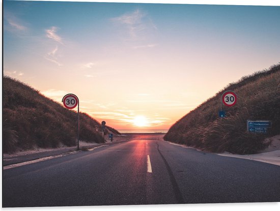 WallClassics - Dibond - 30-weg naar Duinen met Zonsondergang - 80x60 cm Foto op Aluminium (Wanddecoratie van metaal)