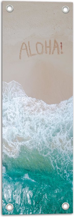 WallClassics - Tuinposter – Aanstromende Golven bij Strand met Tekst ''Aloha!'' - 20x60 cm Foto op Tuinposter (wanddecoratie voor buiten en binnen)
