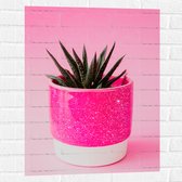 Muursticker - Roze Glittervaasje met Groen Plantje tegen Roze Achtergrond - 60x80 cm Foto op Muursticker