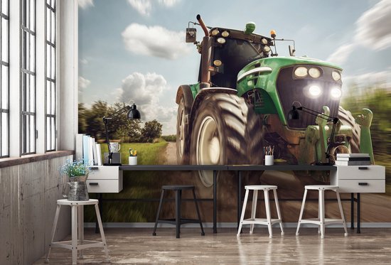 Groene tractor muurschildering boven een bureau met stoelen en lampen.