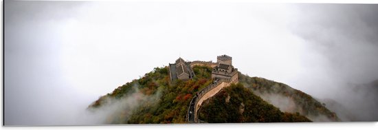 Dibond - Mist bij Berg met Chinese Muur - 90x30 cm Foto op Aluminium (Met Ophangsysteem)