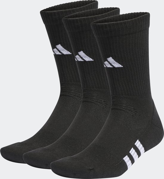 Drie paar zwarte sokken met het adidas logo op de schacht en drie witte strepen.