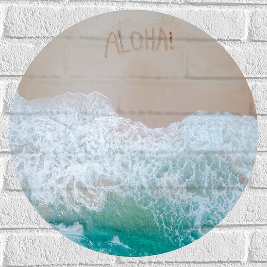 WallClassics - Muursticker Cirkel - Aanstromende Golven bij Strand met Tekst ''Aloha!'' - 50x50 cm Foto op Muursticker