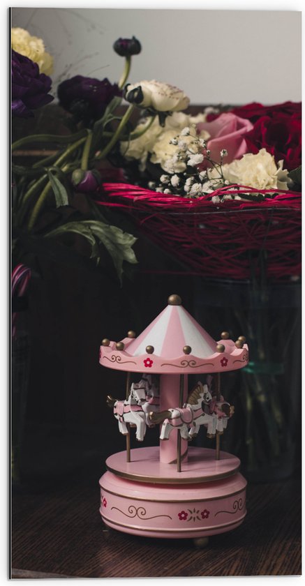 Dibond - Miniatuur Roze Draaimolen bij Vazen met Bloemboeketten - 50x100 cm Foto op Aluminium (Wanddecoratie van metaal)