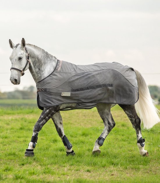 Grijze paardendeken met mesh inzetstukken en koperkleurige gespen. Merknaam 'WALDHAUSEN'.