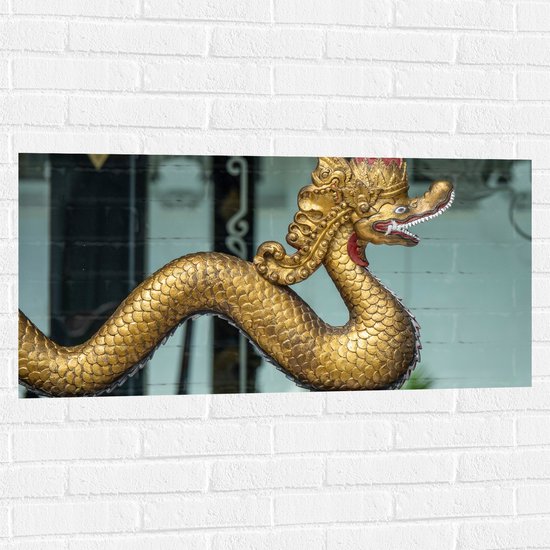Muursticker - Traditionele Chinese Gouden Draak op Rand van Balkon - 100x50 cm Foto op Muursticker