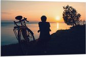 Vlag - Silhouet van Rustende Fietser met Fiets aan het Water bij Zonsondergang - 105x70 cm Foto op Polyester Vlag