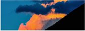 Poster Glanzend – Lichte en Donkere Wolken in de Lucht achter Berg - 90x30 cm Foto op Posterpapier met Glanzende Afwerking