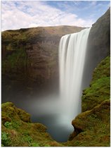 Poster (Mat) - Hoge Wilde Waterval in de Groene Natuur - 60x80 cm Foto op Posterpapier met een Matte look