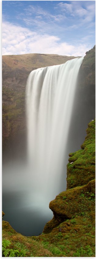 Poster Glanzend – Hoge Wilde Waterval in de Groene Natuur - 20x60 cm Foto op Posterpapier met Glanzende Afwerking