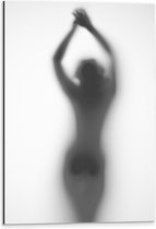 Dibond - Silhouet van Vrouwenlichaam achter Wazige Wand - 40x60 cm Foto op Aluminium (Met Ophangsysteem)