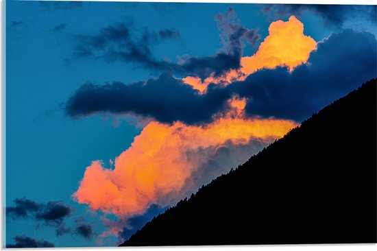 Acrylglas - Lichte en Donkere Wolken in de Lucht achter Berg - 60x40 cm Foto op Acrylglas (Met Ophangsysteem)