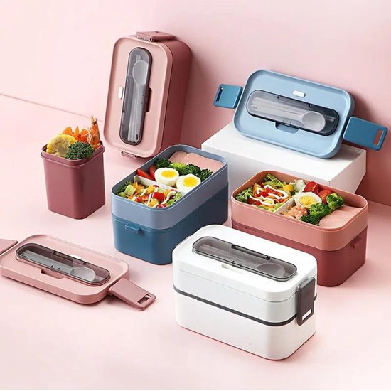 Différentes boîtes à bento : rose, bleu, blanc et un récipient rose avec des légumes. Boîtes bleues et roses remplies de salades, œufs et légumes.