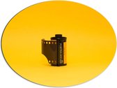 Dibond Ovaal - Fotorolletje tegen Gele Achtergrond - 80x60 cm Foto op Ovaal (Met Ophangsysteem)
