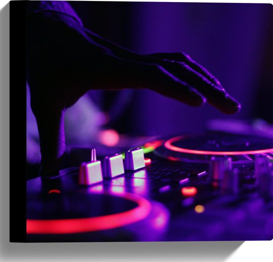 Canvas - Hand van DJ op DJ set met Neon Lichten - 30x30 cm Foto op Canvas Schilderij (Wanddecoratie op Canvas)
