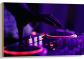 Hout - Hand van DJ op DJ set met Neon Lichten - 90x60 cm - 9 mm dik - Foto op Hout (Met Ophangsysteem)