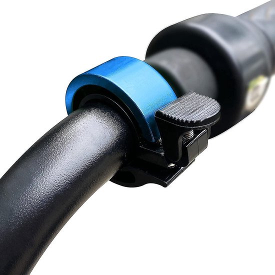 Close-up van een blauwe aluminium fietsbel op een zwart fietsstuur.