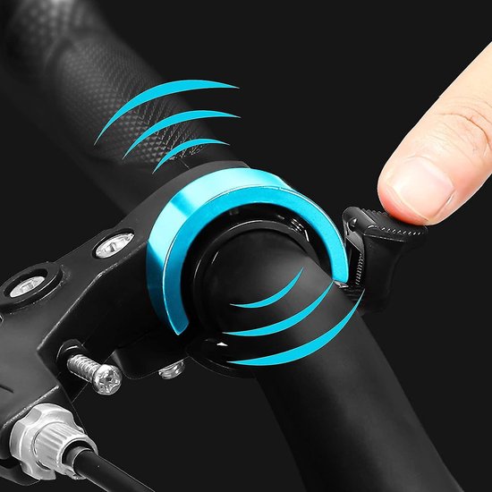 Vinger drukt op een blauwe fietsbel op een zwart stuur.