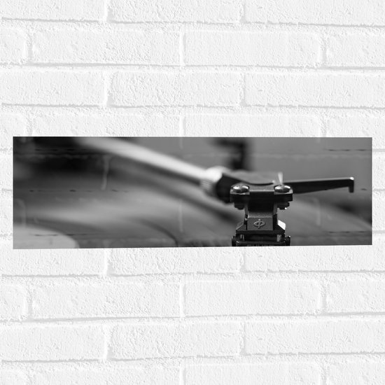 Muursticker - Platenspeler in Actie (Zwart-wit) - 60x20 cm Foto op Muursticker