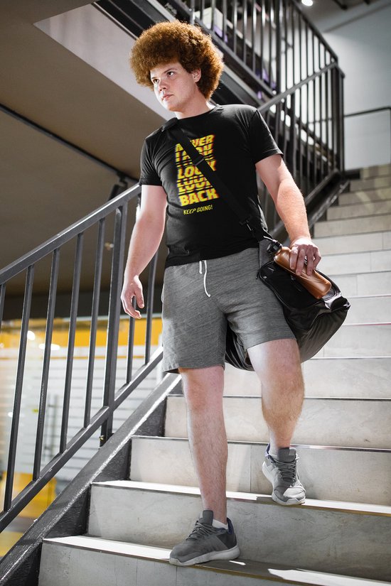 Chemise - Ne jamais regarder en arrière - Wurban Wear | Chemise drôle | Fitness | T-shirt unisexe | Motivation | Poids | Yoga | Sac de sport | Tapis de yoga | Noir